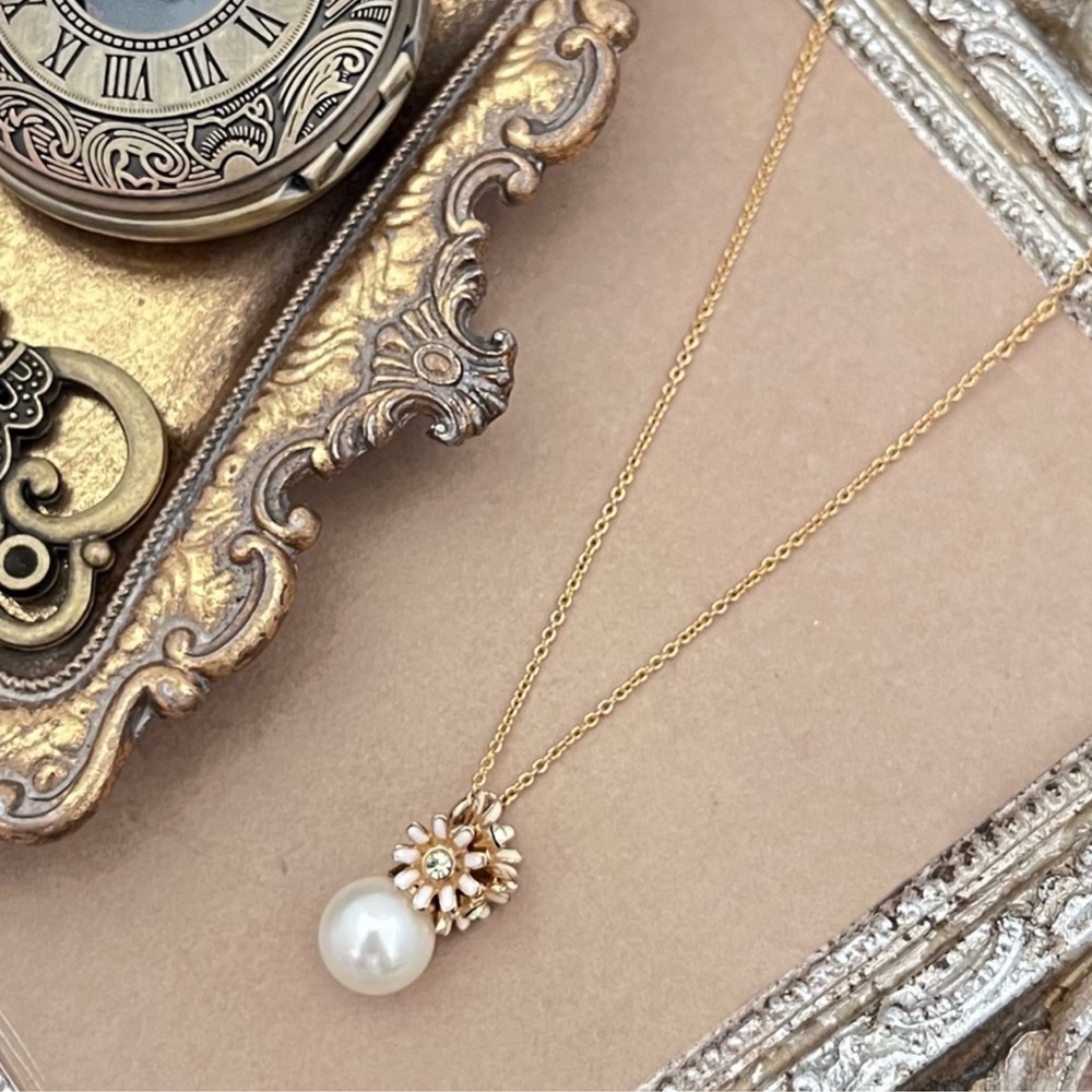 KATE SPADE • Gold Loves Me Not Pearl Daisy Flower Necklace - Picture 5 of 5